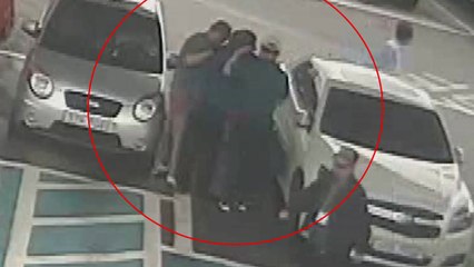 휴게소 화장실서 금목걸이 잘라 훔친 일당 / YTN