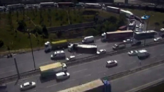 TEM Otoyolu Mahmutbey mevkiinde kontrolden çıkan tır yan yattı