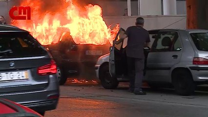 Chamas consomem carro no Porto