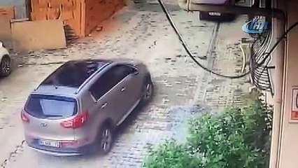 3,5 yaşındaki çocuk aracın altından çıktı