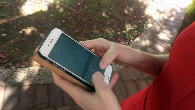 Une fille est née avec une main à trois doigts