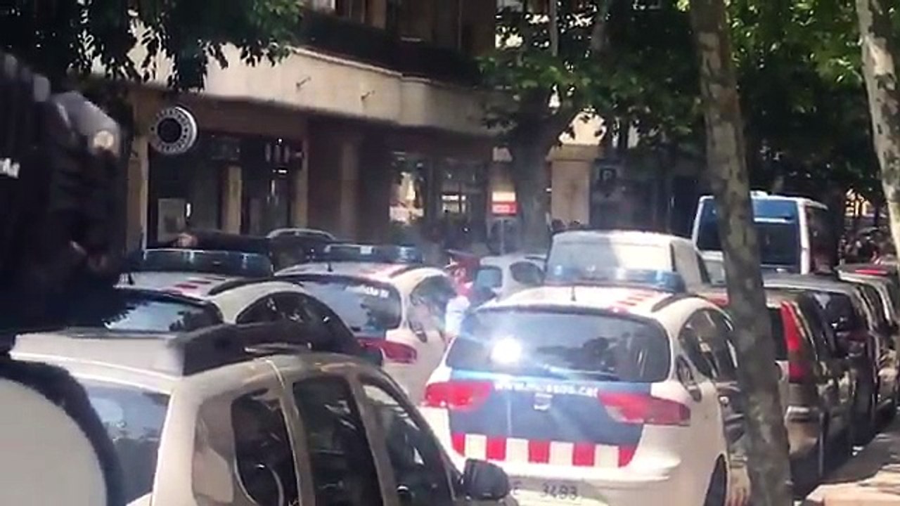 Arriba el detingut per la mort de la nena de Vilanova a lescena del crim. Els mossos lhan portat per fer una reconstrucció dels fets. Al carrer indi