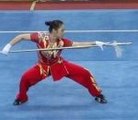 Deux chinoises faisant un duel impressionnant avec le Wushu