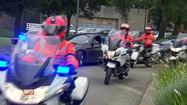 Funérailles des deux policières tuées à Liège: arrivée du corbillard, les policiers saluent