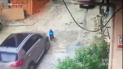 Küçük çocuk arabanın altından sağ çıktı