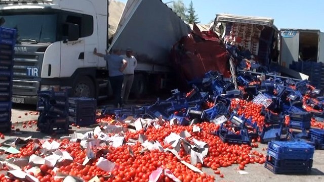 Domates yüklü tır, karpuz yüklü tıra çarptı, ortalık savaş alanına döndü