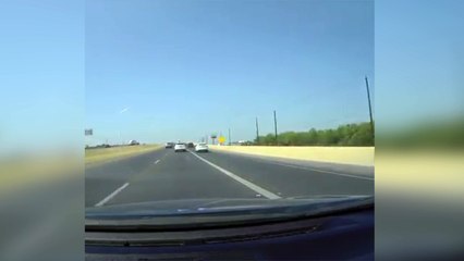 ¿Qué demonios hace un escritorio en plena autopista?