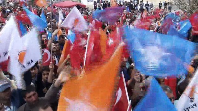 Başbakan Yıldırım: 'Önceliğimiz terörü bu topraklardan atmak, fabrikalar kurarak, gençlere iş olanağı sağlamak. Terörün olduğu yerde fabrika olmaz, önce bu terörü bu topraklardan silip atacağız'