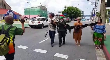 BELIEVE IT OR NOTTrinidadian resident in Florida Asha Mandela visited San Fernando Mayor Junia Regrello today. Her claim to fame is her hair. It's 98 feet long