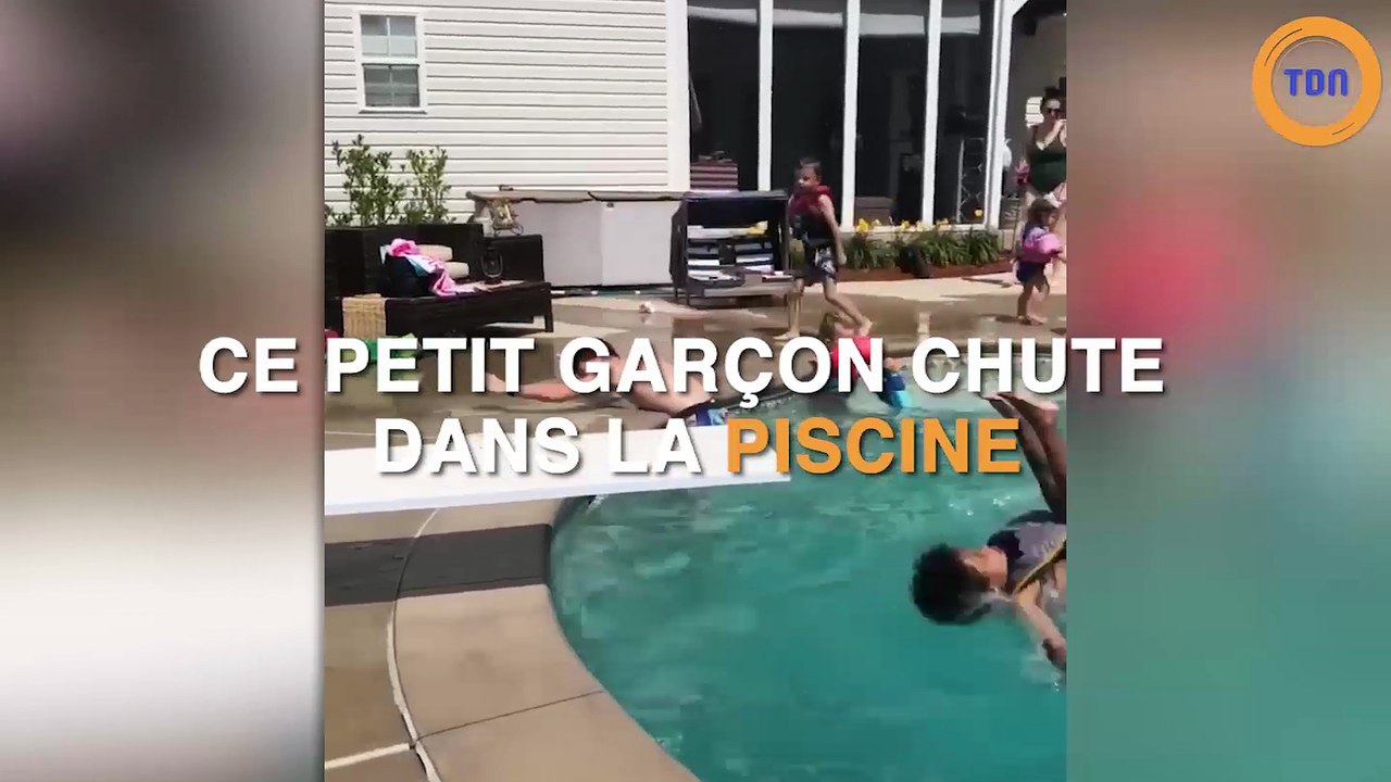 Ce petit garçon fait un saut raté dans une piscine