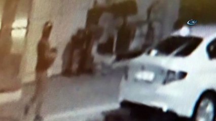 Park halindeki otomobilleri kundaklayan şahıs güvenlik kamerasında