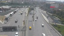 İstanbul- Feci Olay Kamerada; Üzerine İnşaat Asansörü Devrildi