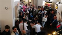 Plusieurs centaines de lecteurs patientent avant de rencontrer François Hollande à la librairie L'Intranquille à Besançon.