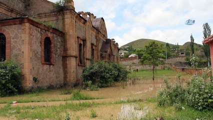 Kilisenin bahçesi yağmur sularıyla doldu