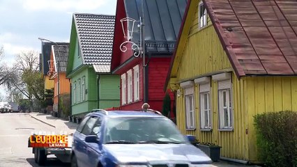 Un petit appareil qui mesure l'épaisseur de la peinture pour démasquer les véhicules d'occasion maquillés