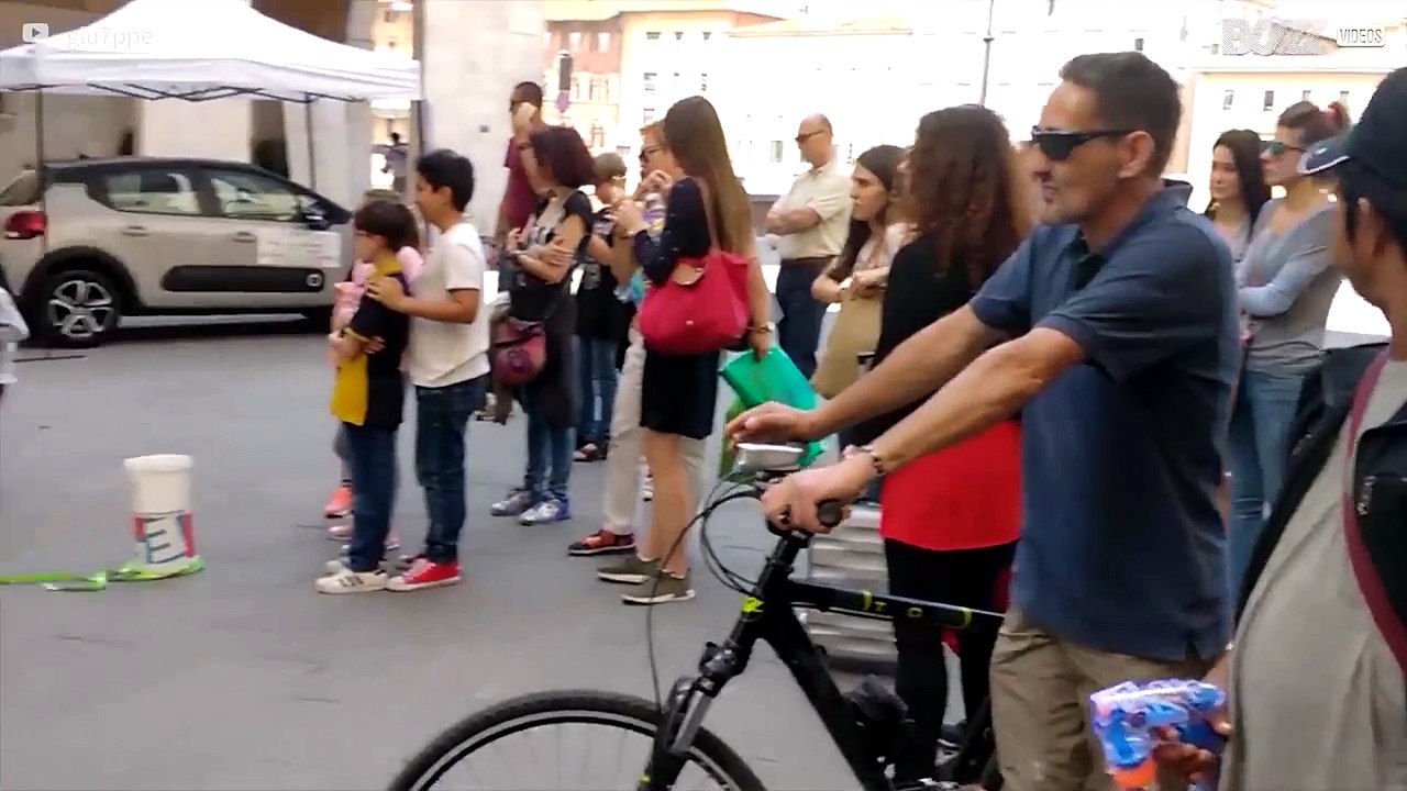 Une performance à couper le souffle de ce musicien de rue