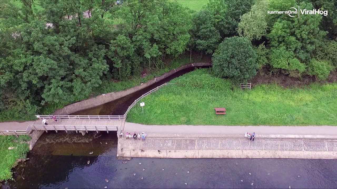 Un homme plonge dans un lac pour sauver son drone