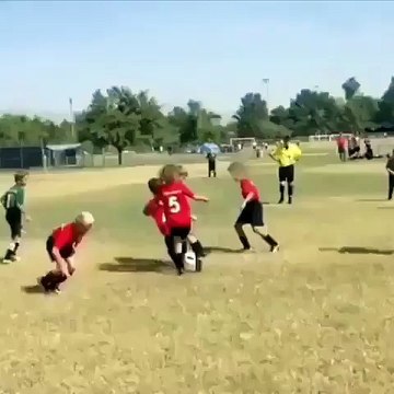 Un jeune footballeur élimine 3 adversaires