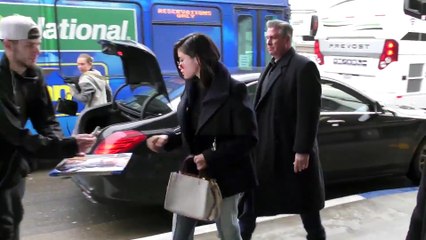 Selena Gomez UNFOLLOWS Everyone On Instagram