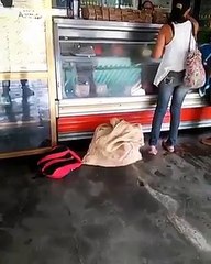 Increíble venezolana lleva un saco de billete para comprar un pedazo de Mortadella.
