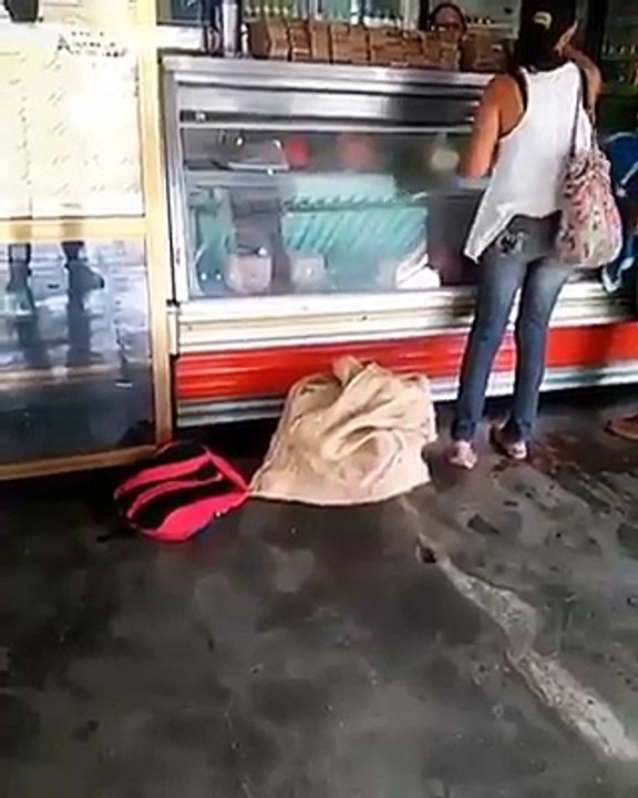 Increíble venezolana lleva un saco de billete para comprar un pedazo de Mortadella.