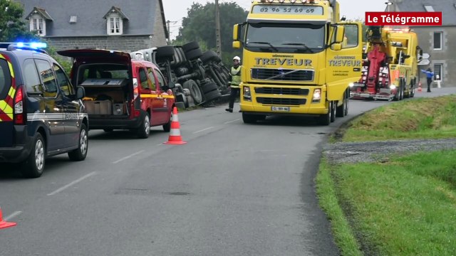 Bégard (22). Le poids lourd se couche sur la haie d'un jardin