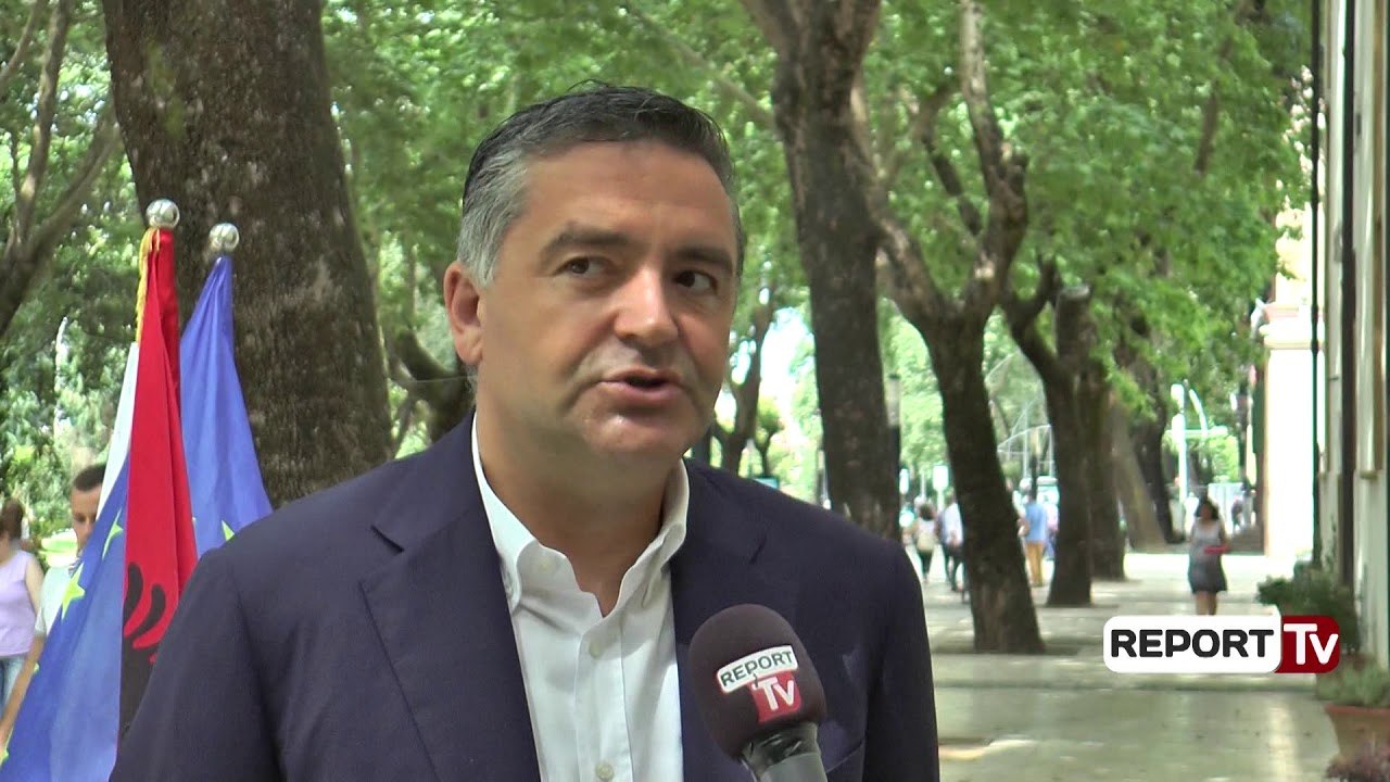 Të rinjtë shpërndajnë llampa ekologjike, Veliaj: Në 3 vjet Tirana më miqësore me mjedisin