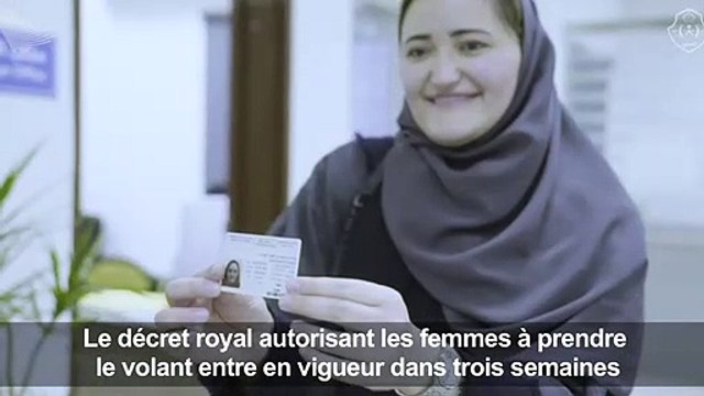 Des Saoudiennes reçoivent leur permis de conduire