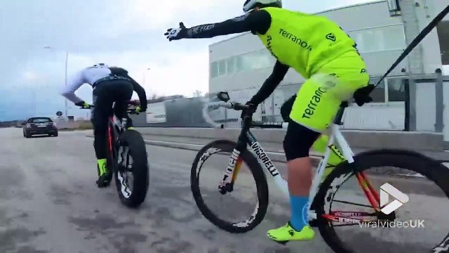 Ce cycliste s'envole en pleine route !! Vrai ou Faux...?