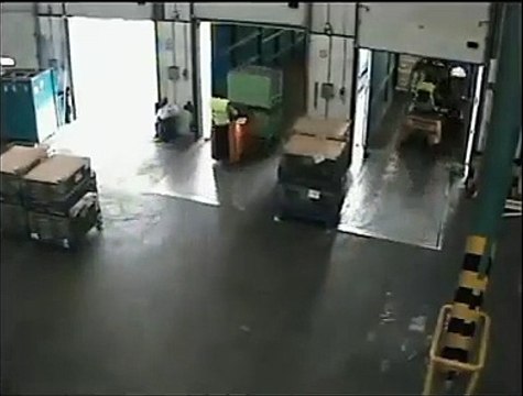 Un chauffeur de camion bien débile va provoquer le pire en le chargeant