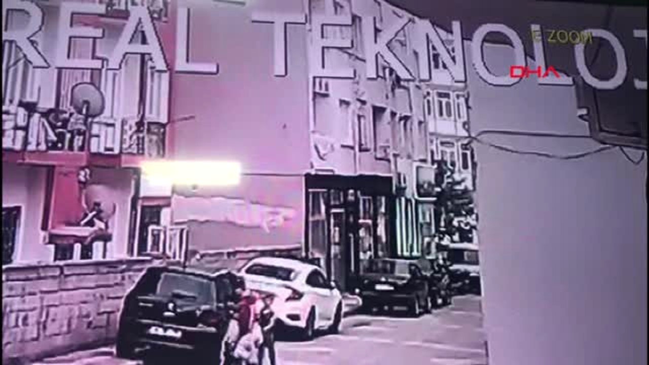Adıyaman 3 Yaşındaki Çocuk, Dördüncü Kattan Otomobilin Üzerine Düşerek Yaralandı