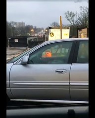 Un automobiliste endormi qui n'arrive pas à se réveiller !