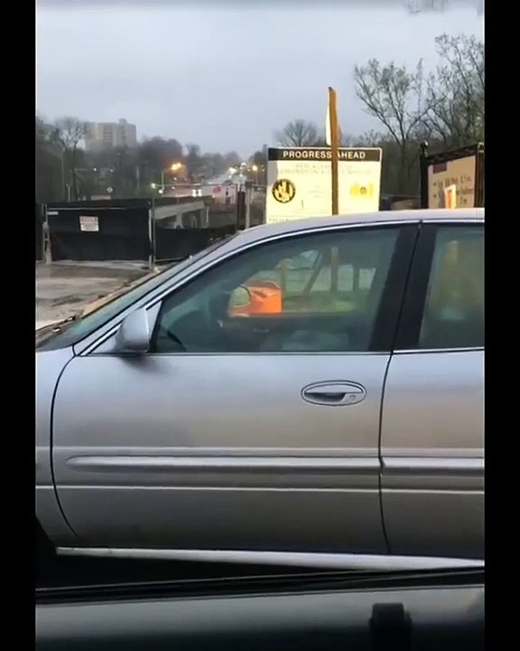 Un automobiliste endormi qui n'arrive pas à se réveiller !