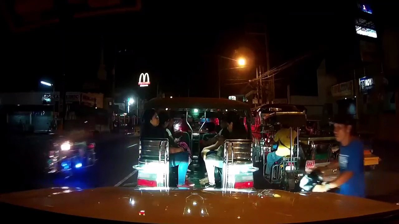 Philippines : Un passant vole le téléphone d'une femme dans un taxi !
