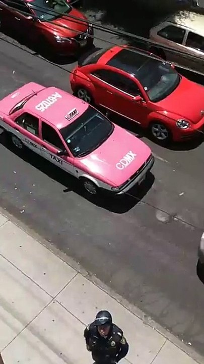 Le dan Mordida y al ver que los graban tratan de Intimidar Ches Olicias taras