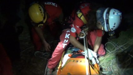 Kayalıklardan düşen kişi 6 saat sonra kurtarıldı
