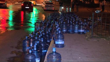 TEM’de kamyon devrildi: Su damacanaları yola savruldu