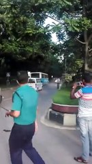 বুকের পাটা আছে মালটার... উল্টো পথে আসা ভিভিআইপি গাড়ি যেভাবে আটকিয়ে দিলো ট্রাফিক ইন্সপেক্টর দেখুন..