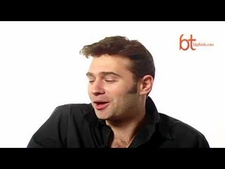 Theatre vs. Film: Discover the Unique Charm of Live Performances 🎭