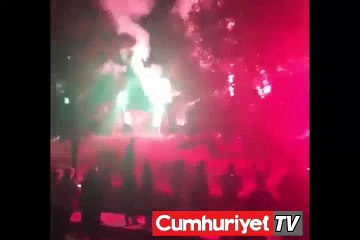 İYİ Partililer'den Kanal D ve CNN Türk önünde protesto