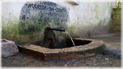 Le bruit de l'eau courante dans une fontaine - 30 minutes