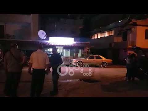 Ora News - Gjirokastër, dy persona qëllohen me pistoletë para një pike bastesh