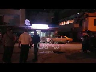 Ora News - Gjirokastër, dy persona qëllohen me pistoletë para një pike bastesh