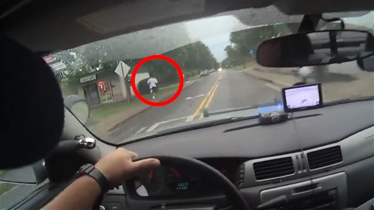 Rabiater Polizist gibt Gas: US-Cop fährt Flüchtigen an