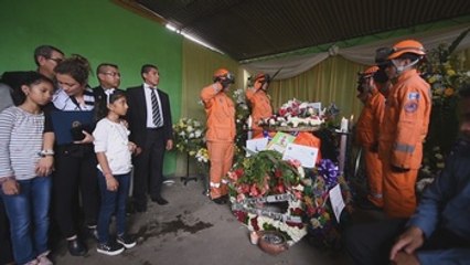 Sigue búsqueda de desaparecidos por erupción que deja 75 muertos en Guatemala
