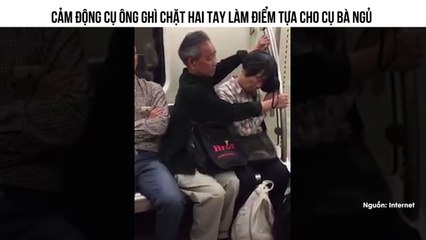 CẢM ĐỘNG CỤ ÔNG GHÌ CHẶT HAI TAY LÀM ĐIỂM TỰA CHO CỤ BÀ NGỦ
