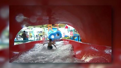 Des enfants s'amusent dans le toboggan aquatique... ça tourne mal (☉_☉)
