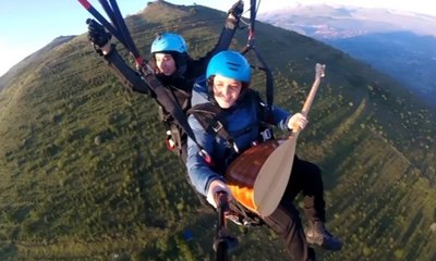 Gökyüzünde bağlama çalarak 3 parça seslendirdi