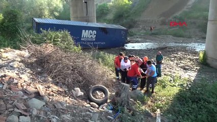 Bolu Viyadükten Dere Yatağına Düşen Tır'ın Sürücüsü Yaralandı