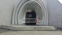 Report TV - Durrës, i vihet zjarri derës së Kishës Katolike 'Shën Dominiku'